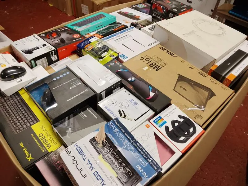 Contenido real de una caja de electrónica