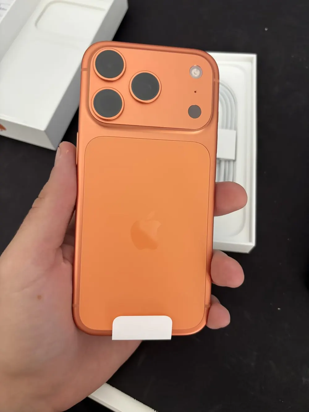 Unboxing de María L.: ¡iPhone 17 Pro! La batería dura una barbaridad. Llegó en caj