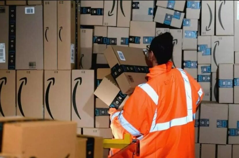 Almacén con cajas de devoluciones de Amazon